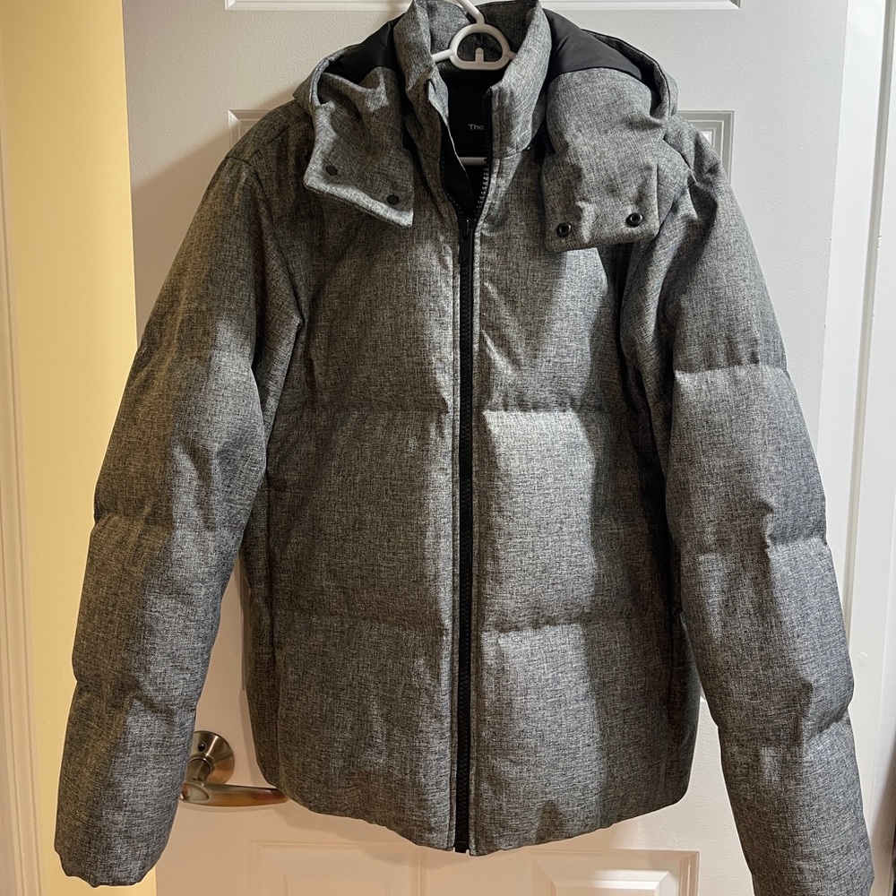 Theory Men’s Puffer Jacket. Grey. Size small.